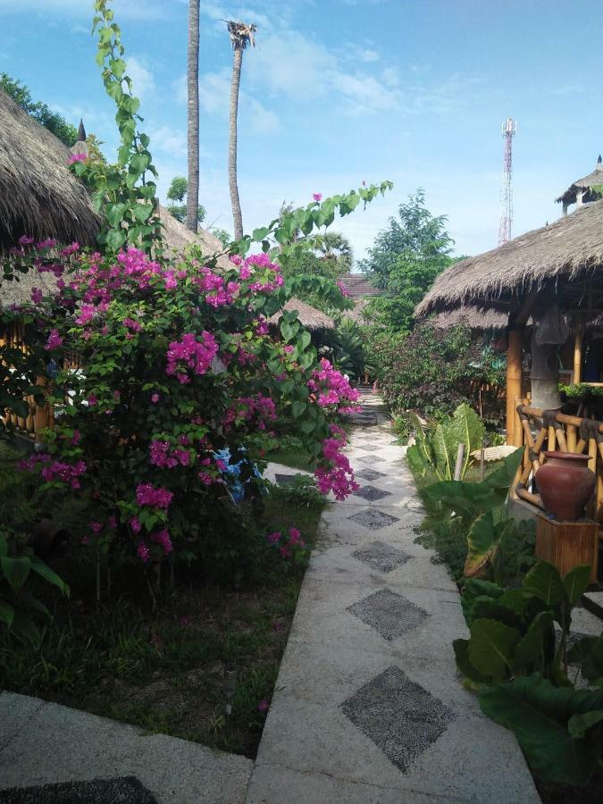 Tua Tua Keladi Bungalows 길리 아이르 외부 사진